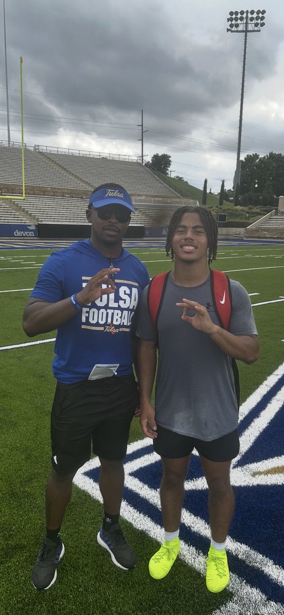 keylanlemen12's tweet image. Got in some good work today @Tulsafootball and after camp I got to talk with @DontezByrd. Always good to hear a college coaches perspective on the WR position. Thanks for the invite @AndrewLee_CFB @Switz @JClarkHFB247 @MikeRoach247 @PTFFootball @CoachBeck_PTF @SmileHeardJ…