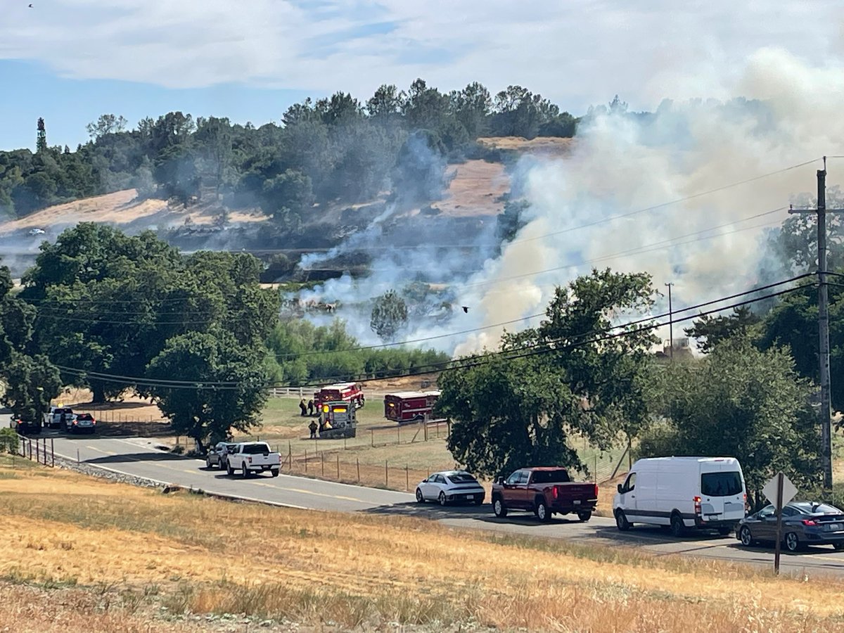 CALFIREAEU's tweet photo. #AmberFire: Ground and air resources are at the scene of a vegetation fire in the 5000 block of Bullard Drive in Shingle Springs (El Dorado County). The fire is burning in grass and oak woodland, and forward progress has been stopped at approximately 5 acres. https://t.co/6x8yKSHl1a