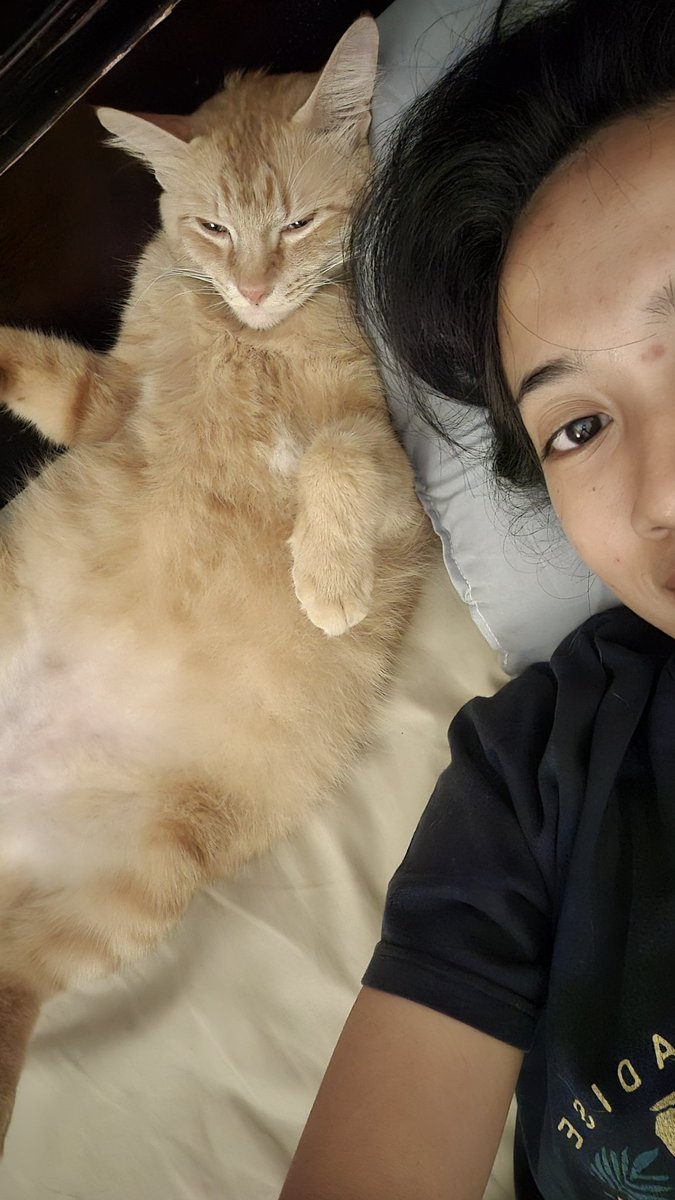 Bubub bareng adek Toto (dia ke kamarku dan bubu sini sendiri dari aku keluar semalem)
