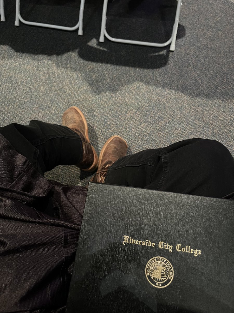 Commencement day 🖤🧡🙏🏼

Next stop the desert! 🏜️ 🔱
#Jucobandit #DirtyRiv #Tiger4life