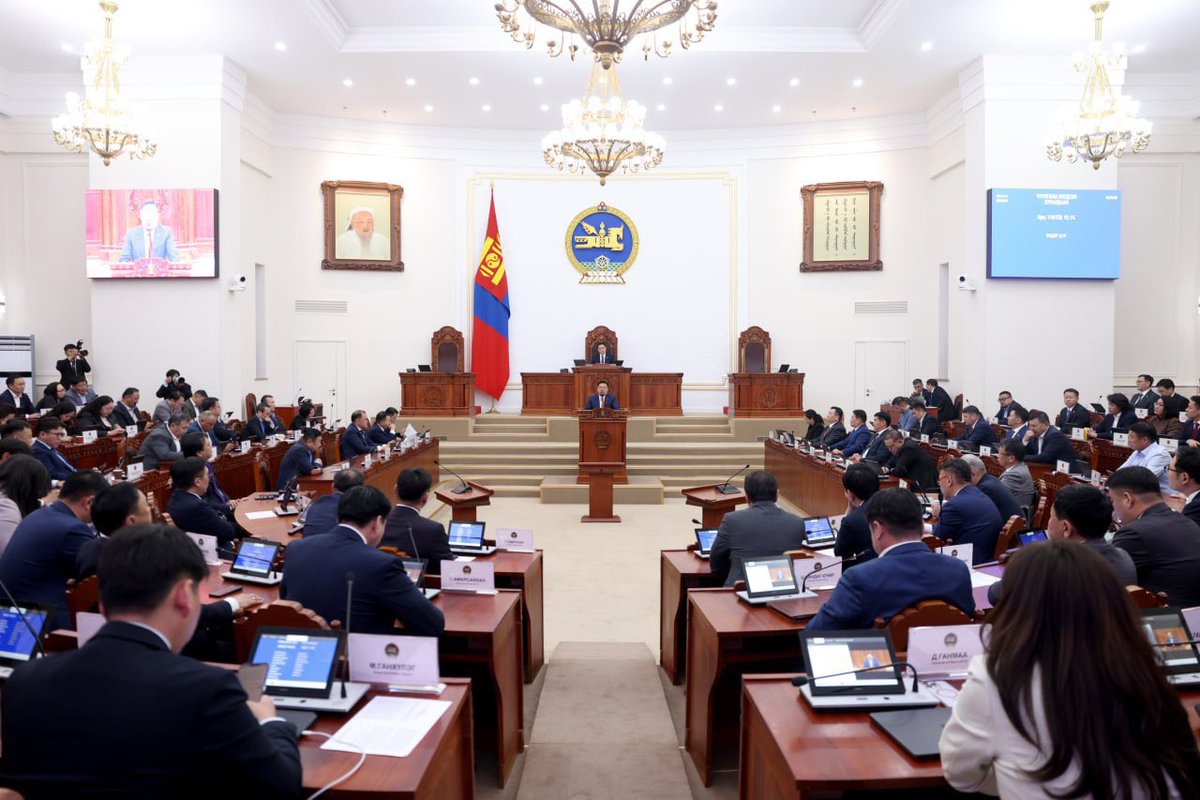 Одоо энэ давхар дээлээ больчихмоор юм. Сайдын донтонгууд үндсэн үүргээ ч мартлаа … 🤔