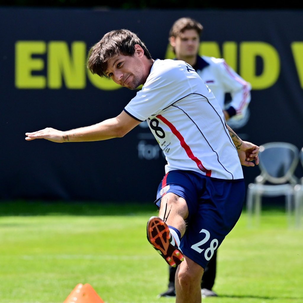au larry 

l’ouis juega en Soccer Aid
¿lo inesperado? h’arry también estará ahí… bueno, no tan inesperado para l’ouis.