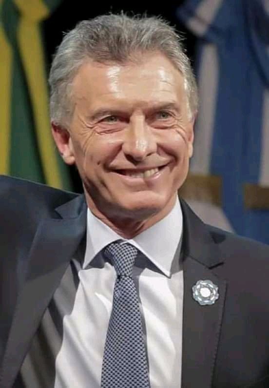 Sale al balcón las desquiciada en este mismo momento … y sus adeptos desdentados gritando MAURICIO MACRI LPQTP … el cántico de esa gente !!! Solo les digo que es música en mis oídos !! Que bien que hice en votar a <a href="/mauriciomacri/">Mauricio Macri</a> su odio es cada vez más amor de mi parte !!