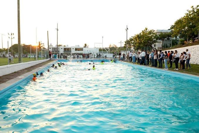alextapia_'s tweet photo. 🚧 ¡Grandes noticias para el deporte en Boca del Río! 🏀⚽🏊‍♂️
La Unidad Deportiva El Morro será completamente renovada: ✅ Cancha de baloncesto techada ✅ Mejoras en la alberca ✅ Nuevos vestidores ✅ Zona de baños rehabilitada

Muy pronto… https://t.co/gM8cFwKhBh