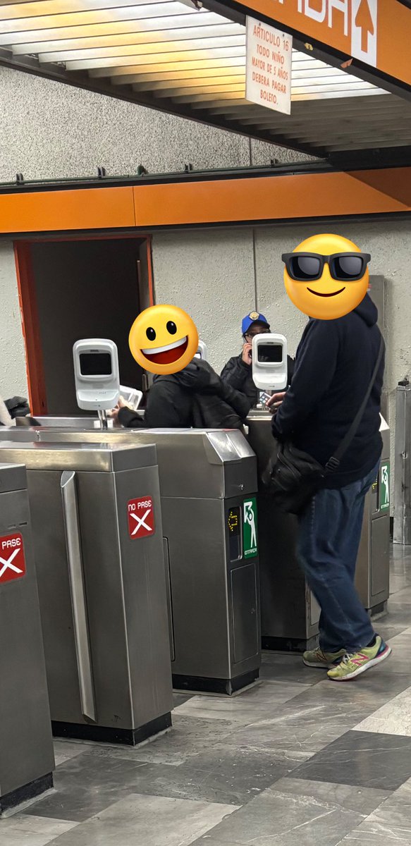 ndgam's tweet photo. @guiametromx línea 7 estación san Pedro de los pinos solo sirve un torniquete @MetroCDMX https://t.co/cs0uDYmc2j