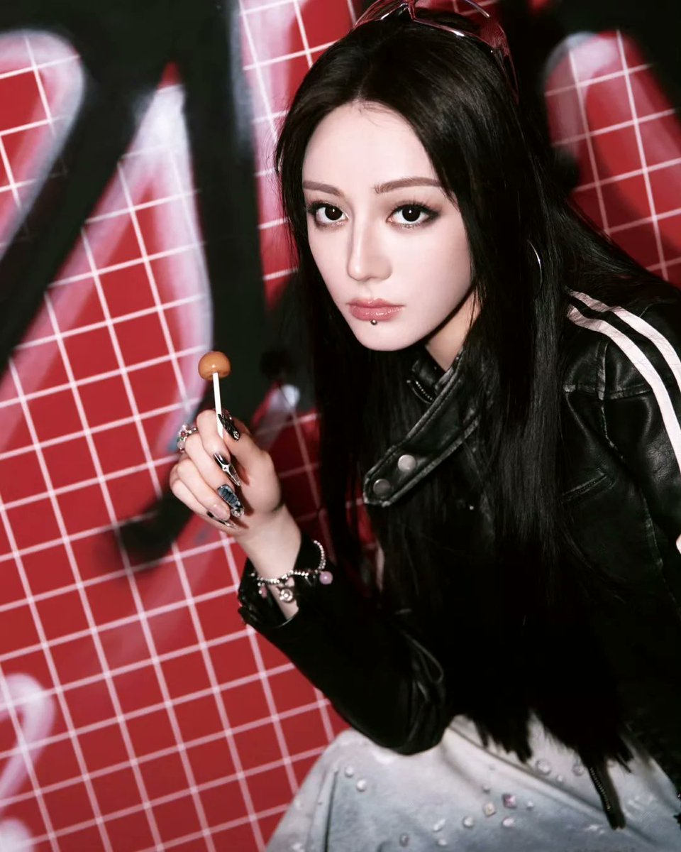 urdilraba's tweet image. 像糖果一样甜，但我可不柔弱。