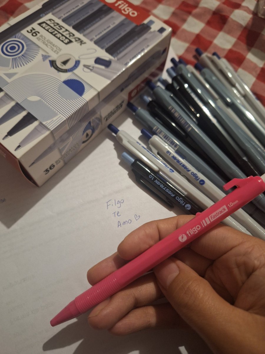 mairasaura's tweet photo. Hoy en momento colifa: hace 3 años me regalaron una lapicera en una exposición y me obsesioné con su trazo y color, se me quedó sin tinta y no la encontré en ningún lado nunca y hoy me harté de usar otras asi que ME COMPRÉ UNA CAJA DE 36 TE AMO FILGO FASTRACK ME HACES FELIZ https://t.co/iryl9IHIkU