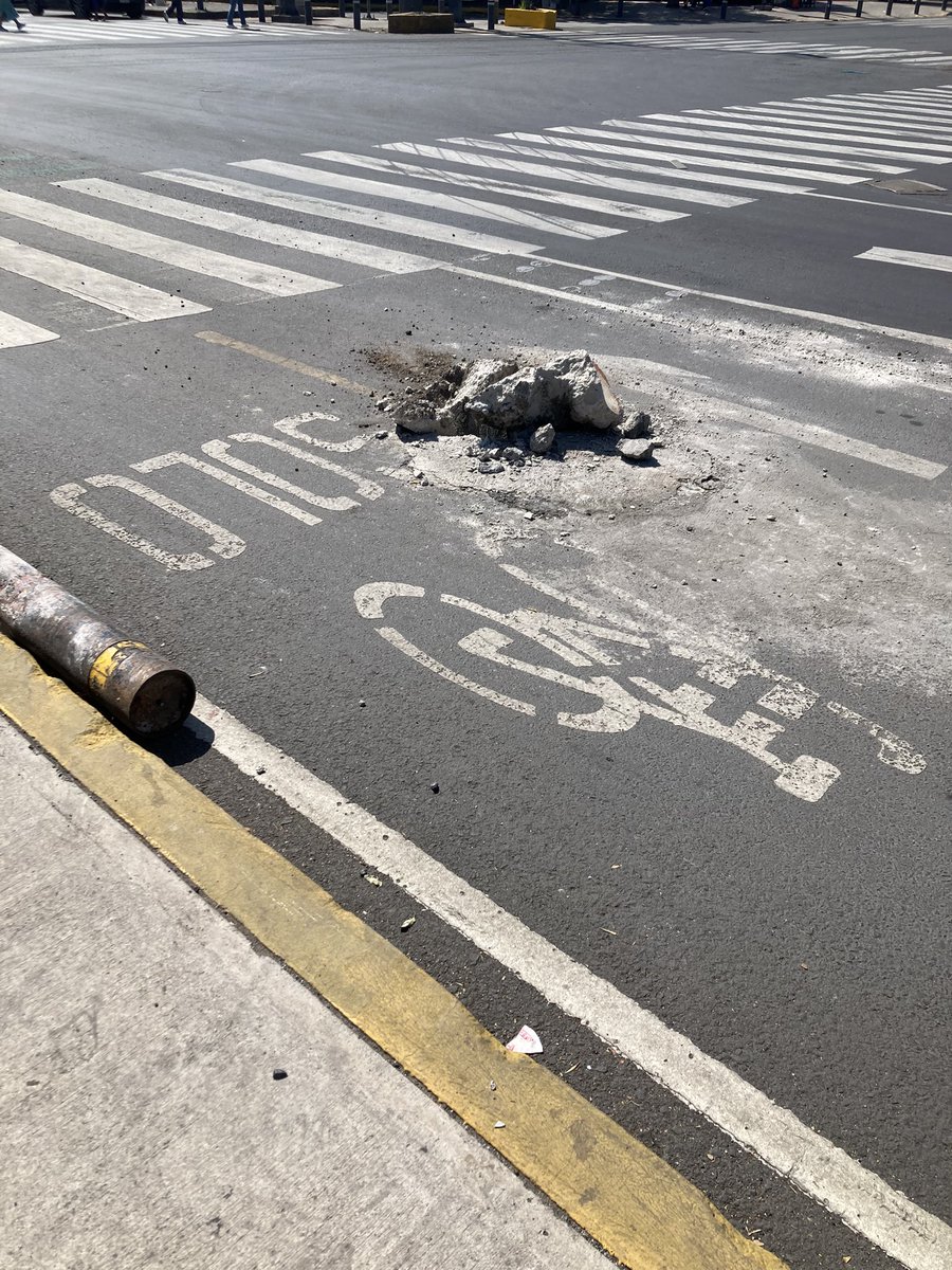 Ar2d2Luna's tweet photo. Una vez más, alguien rompió el poste… 😓😪😓😪
Hola buen día, @SOBSECDMX @LaSEMOVI @072AvialCDMX @Alc_Iztapalapa @locatel_mx ¿Podrían cambiar el poste y bolardo? Por favor. 🙏 En #CicloviaEje5Sur Leyes de Reforma esq. Periférico Ote. Canal de San Juan. https://t.co/Rv3KFGPLgB