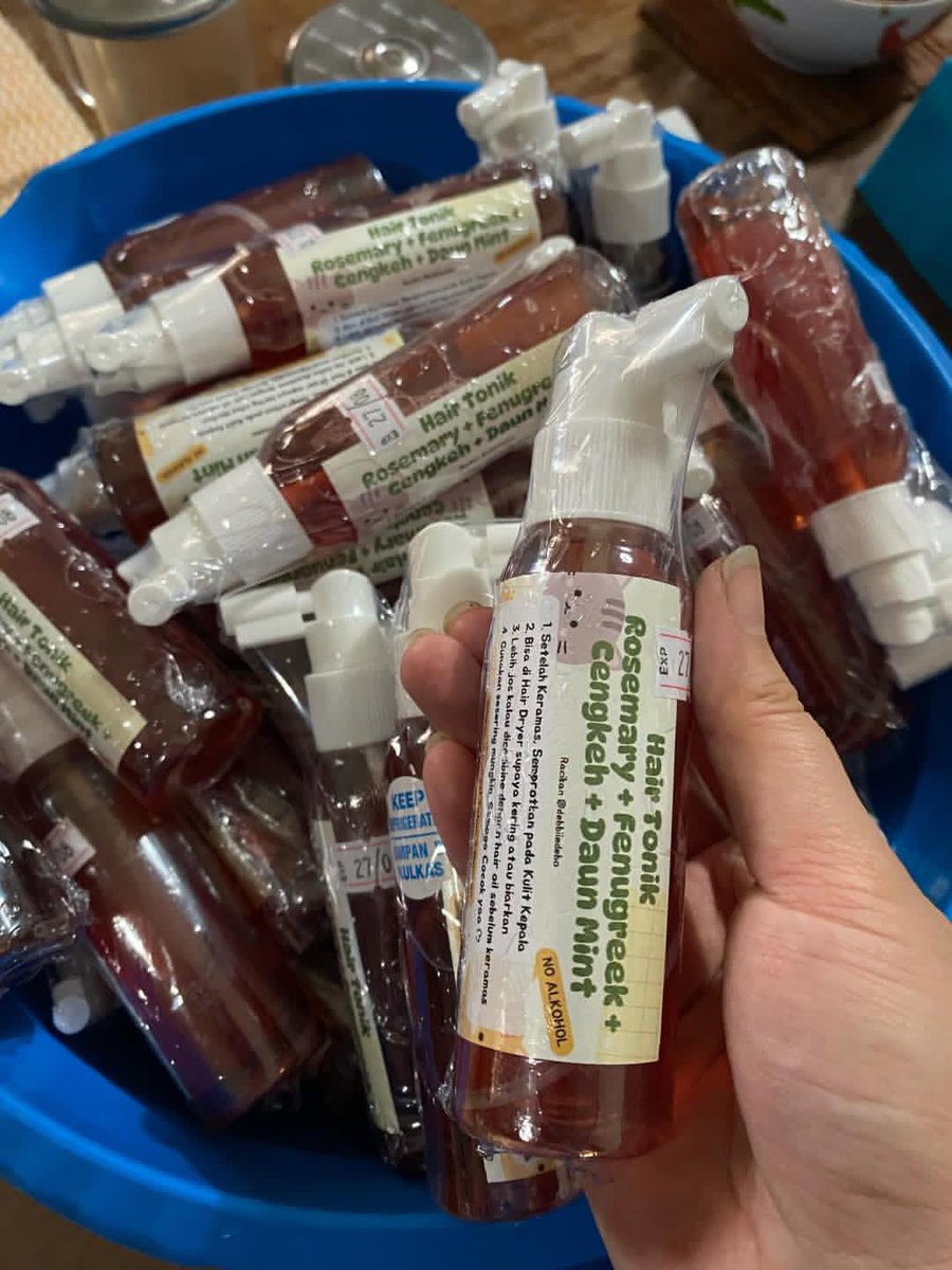 DavintaAndrian's tweet photo. @tanyarlfes Buat yang punya masalah rambut rontok, pitek, botak wajib pakai Tonik Rosemary + Cengkeh + Fenugreek buatan @debbiiedebo cuma Rp. 25.000
Bener2 tumbuh real! Testimoni cek banyak di ig nya @debbiiedebo https://t.co/Pwo2lw4A1h
