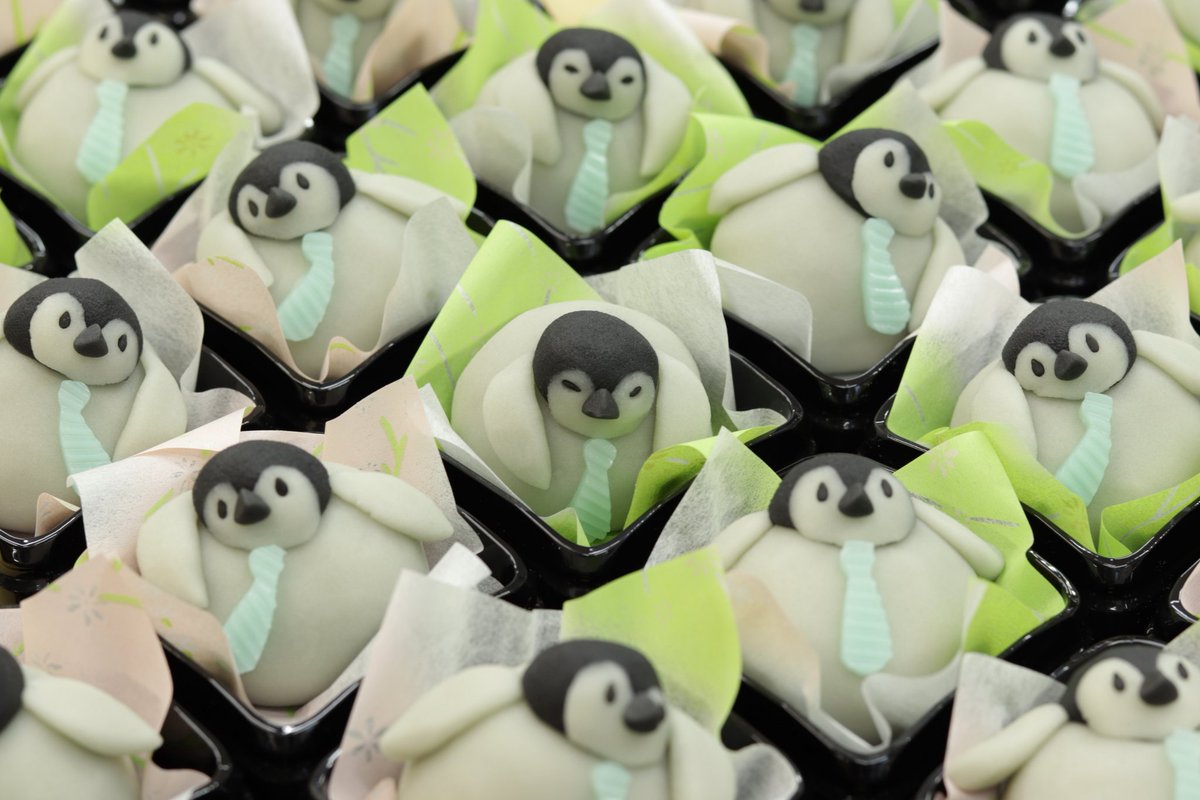 beniyamiyake's tweet photo. 父の日に向けてリーマンペンギンがショーケースに並んでいます🐧
子供がネクタイしていますが可愛いからOKということで🙇💦 https://t.co/l0BxPcfT0J