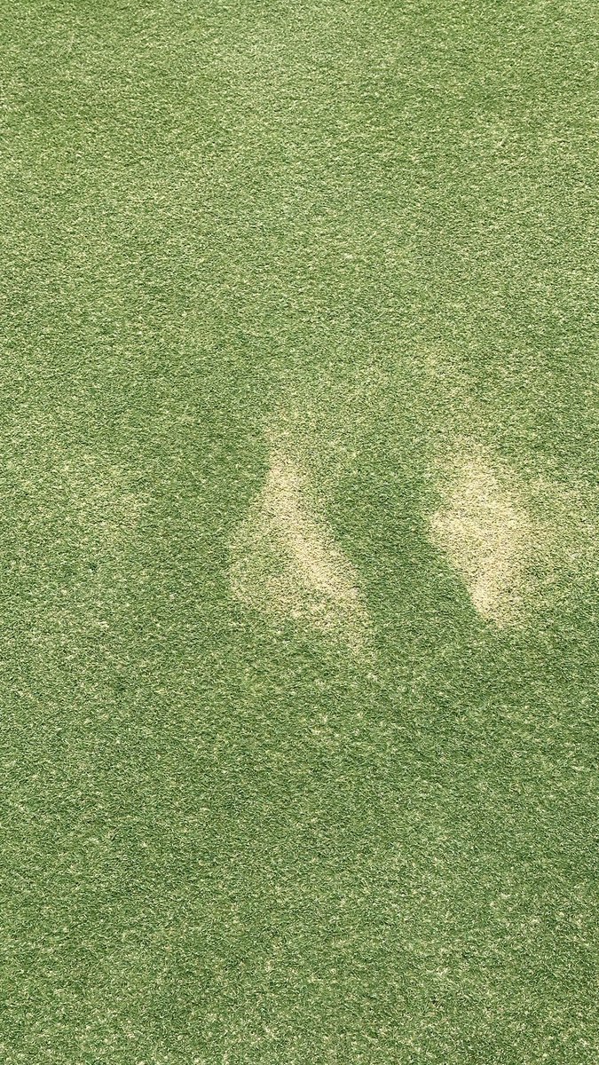 Please don’t apply sunblock spray while standing on the green/fairway/tee!🤓