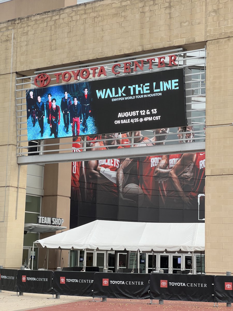 Enhypen’s WTL ad banners are in rotation at the Toyota Center in Houston. Counting down the days ❤️