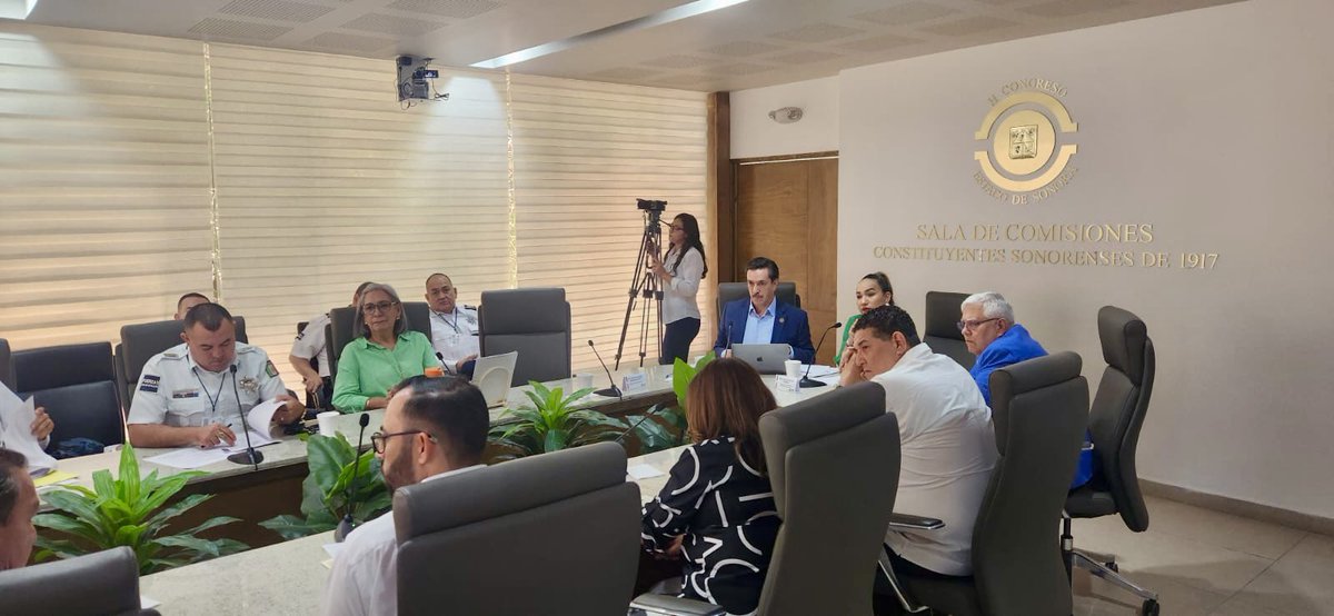 Diálogo para fortalecer la movilidad urbana 🚶🚲🚗

Integrantes de la #RedHCV participamos en el Foro de la Comisión de Movilidad y Seguridad Vial del <a href="/CongresoSon/">Congreso Local Son</a>, presidida por <a href="/Claudiabours/">Claudia Bours</a> para analizar el fortalecimiento de la Ley de Tránsito a propuesta de <a href="/DavidFigueroaO/">David Figueroa O. 🇲🇽</a>