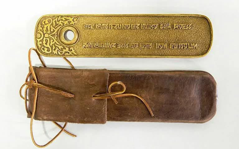 Мацүкава Такаши: Чингис хааны алтан гэрэгэ Японд 3 ширхэг бий. 1940-өөд оны үед одоогийн Бээжингийн тойрогт буй Манж Чин улсын үеийн хааны зуслан орчмоос олдсон