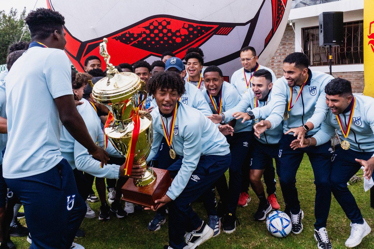 UCatolicaEC's tweet image. Nuestra sub 1️⃣8️⃣ se consagro campeona del torneo #EYC realizado por @Aucas45 superando a los locales por 2️⃣-0️⃣ en el partido final 

Vamos campeones 💪 

¡El Trencito Azul! 🔵⚪️

#FamiliaCammarata 
#TodosPorCatólica 
#ElNuevoTrencitoAzul