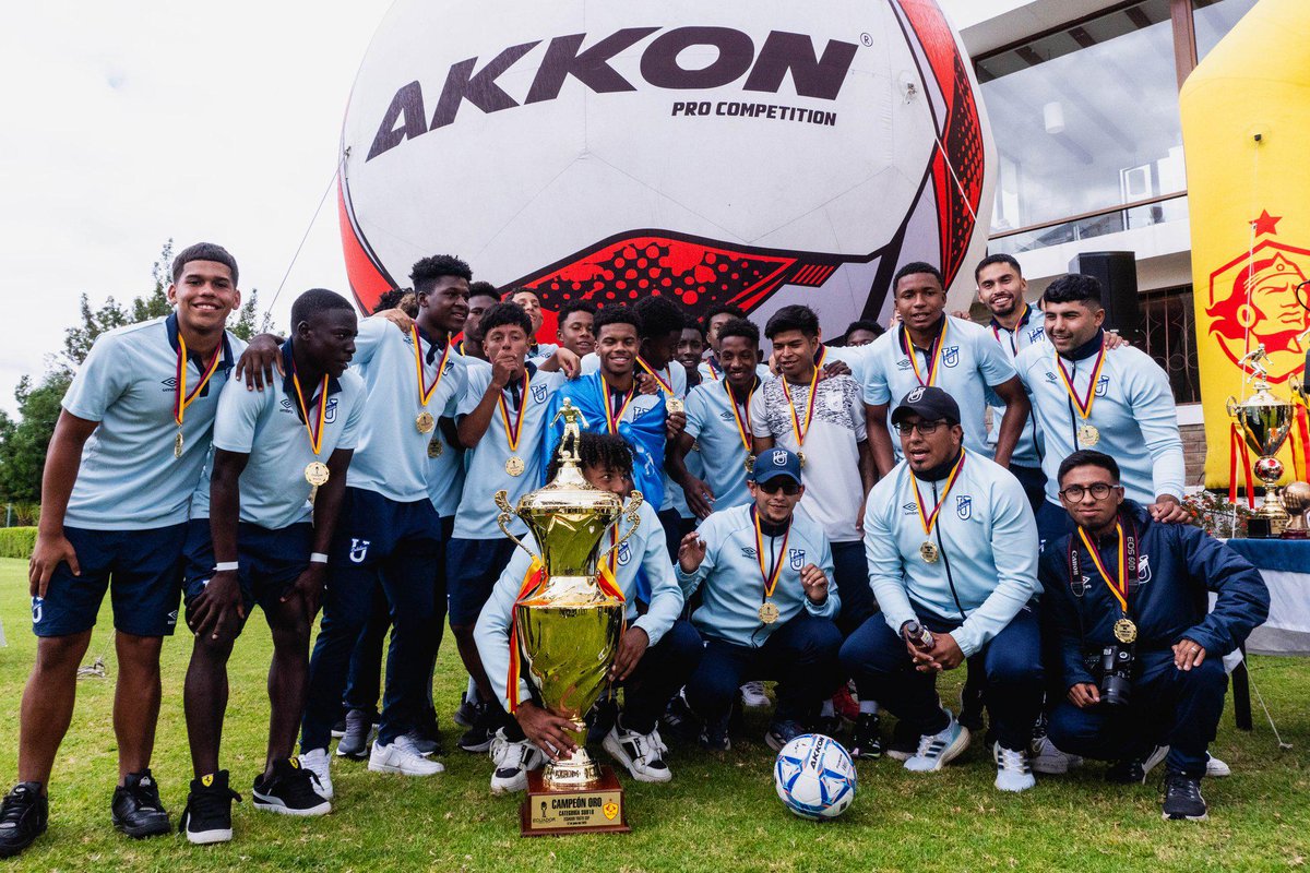 UCatolicaEC's tweet image. Nuestra sub 1️⃣8️⃣ se consagro campeona del torneo #EYC realizado por @Aucas45 superando a los locales por 2️⃣-0️⃣ en el partido final 

Vamos campeones 💪 

¡El Trencito Azul! 🔵⚪️

#FamiliaCammarata 
#TodosPorCatólica 
#ElNuevoTrencitoAzul