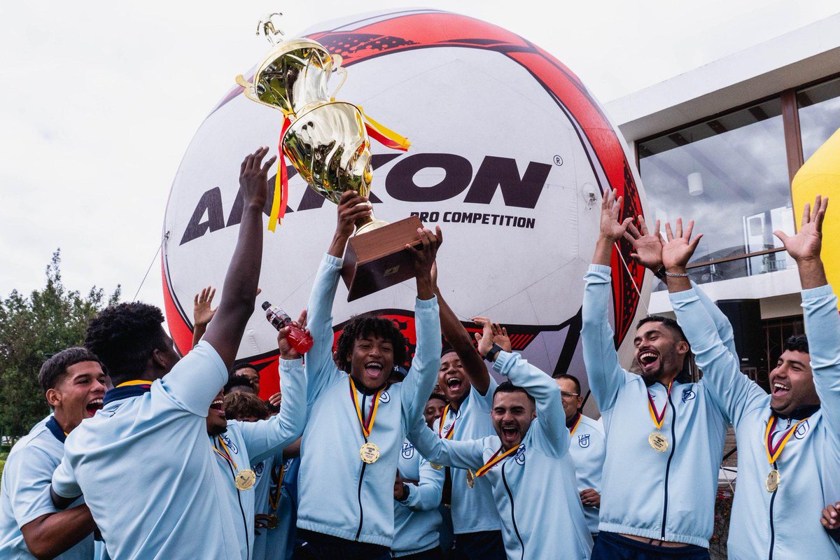 UCatolicaEC's tweet image. Nuestra sub 1️⃣8️⃣ se consagro campeona del torneo #EYC realizado por @Aucas45 superando a los locales por 2️⃣-0️⃣ en el partido final 

Vamos campeones 💪 

¡El Trencito Azul! 🔵⚪️

#FamiliaCammarata 
#TodosPorCatólica 
#ElNuevoTrencitoAzul