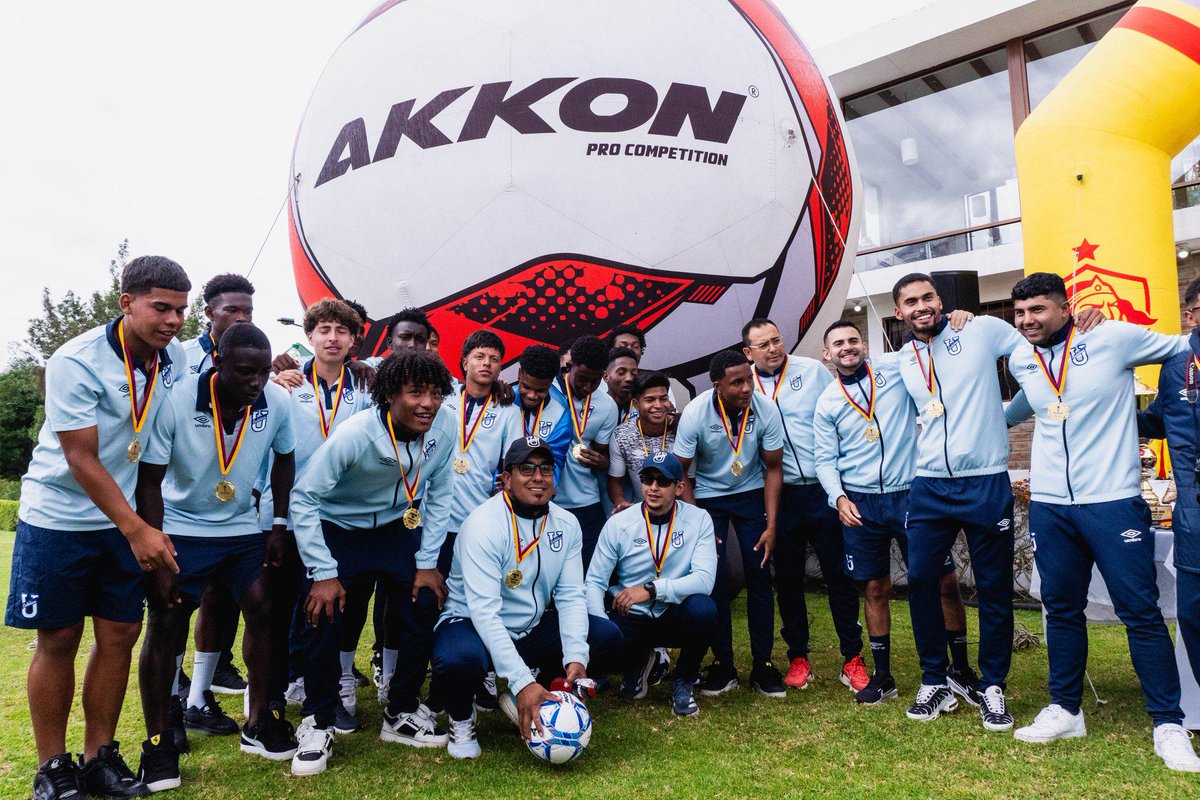 UCatolicaEC's tweet image. Nuestra sub 1️⃣8️⃣ se consagro campeona del torneo #EYC realizado por @Aucas45 superando a los locales por 2️⃣-0️⃣ en el partido final 

Vamos campeones 💪 

¡El Trencito Azul! 🔵⚪️

#FamiliaCammarata 
#TodosPorCatólica 
#ElNuevoTrencitoAzul