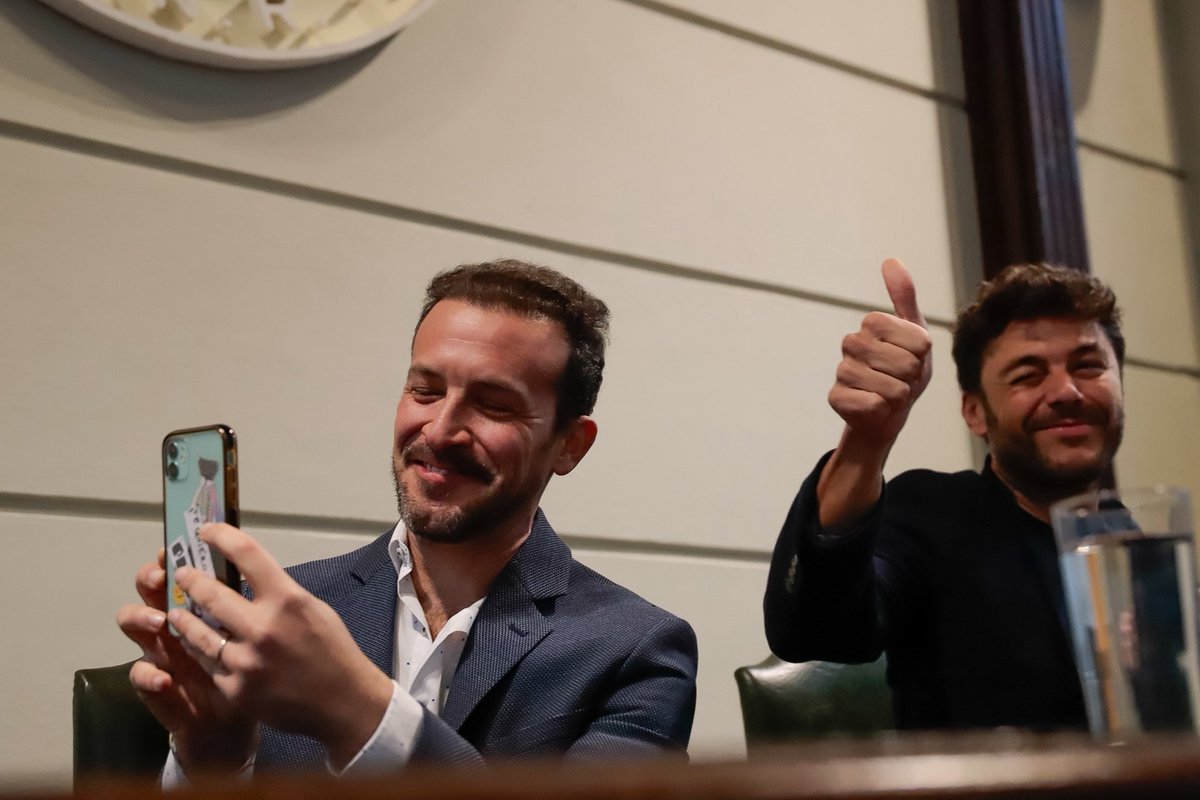 Gracias a todos los que llenaron los dos salones de la Facultad de Ciencias Médicas en la presentación del libro de <a href="/aleberco/">Alejandro Bercovich</a>: “El país que quieren los dueños”. Y gracias Ale, por el libro y por este debate pendiente que hoy se vuelve más necesario que nunca.

Seguimos!