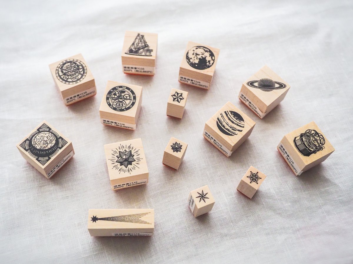 大阪 #天体観測展 に送った新作スタンプ＋過去に制作したスタンプです。
小さい1cm角のものは1個400円＋税（440円）、それ以外は1個800円＋税（880円）です。今回、880円サイズでは木星が、440円サイズでは金平糖みたいな星が新作で、他は過去に制作した品の再販です。