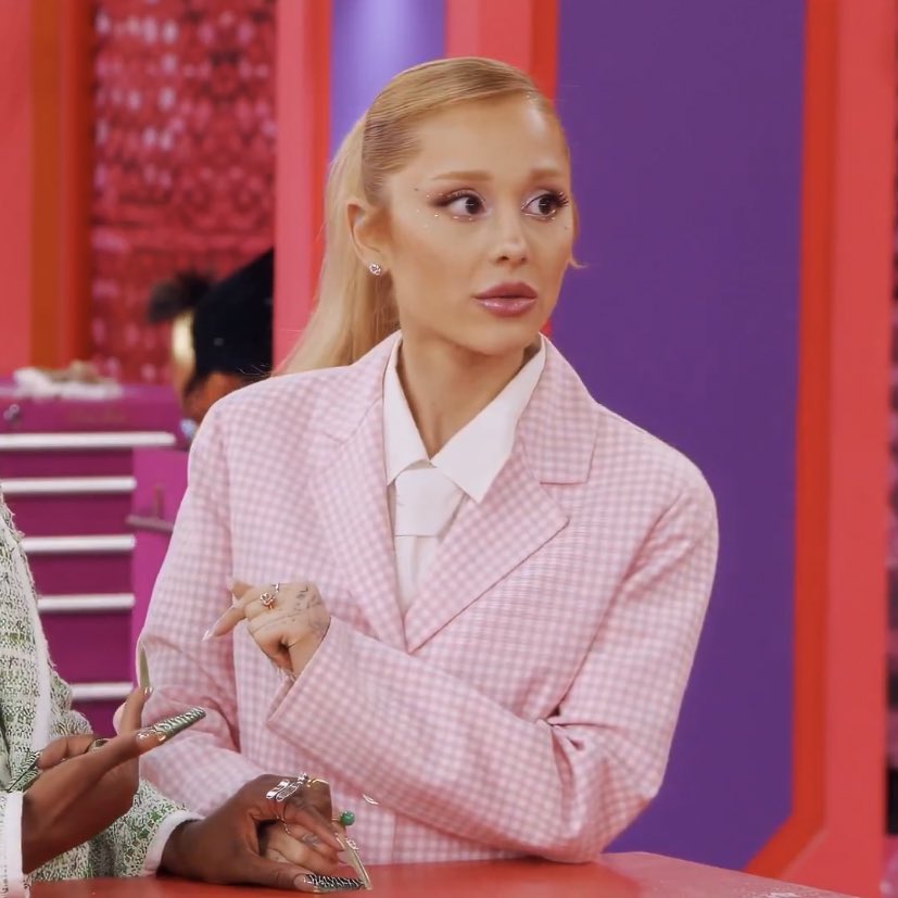GtXaNW5X0AAFGep?format=jpg&name=900x900 Ariana Grande Breaks Down Mid-Lip Sync—What Made Her Lose It on RuPaul’s Stage?