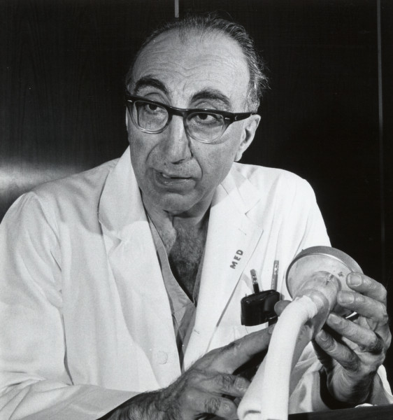 Michael DeBakey (1908-2008) the American vascular and cardiac surgeon, scientist and medical educator. DeBakey performed the first successful carotid endarterectomy in 1953 and was among the earliest surgeons to perform coronary artery bypass surgery. #histmed #historyofmedicine