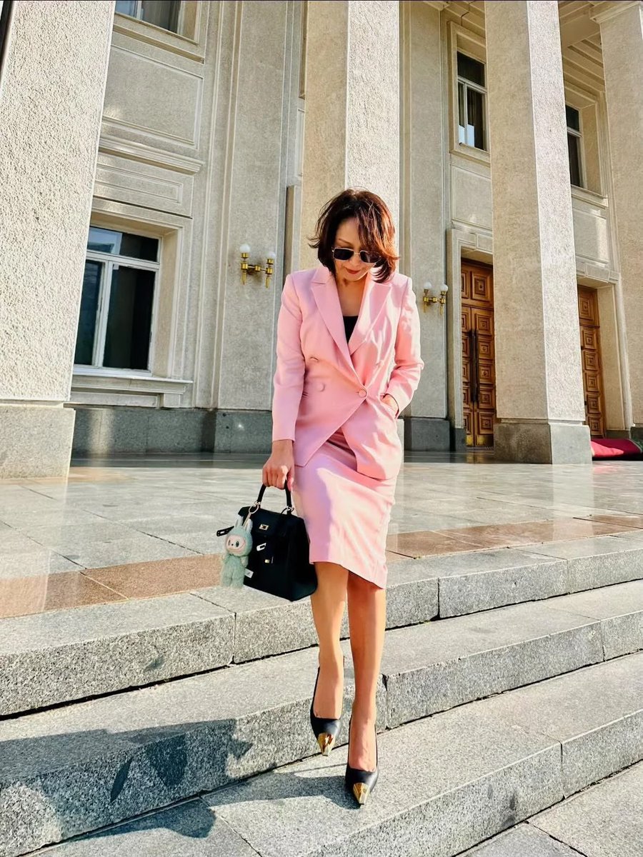 Ийм насны, элегант болох гэж ядсан хүүхнүүд цүнхнээсээ тоглоом дүүжлэх ч дээ🙈