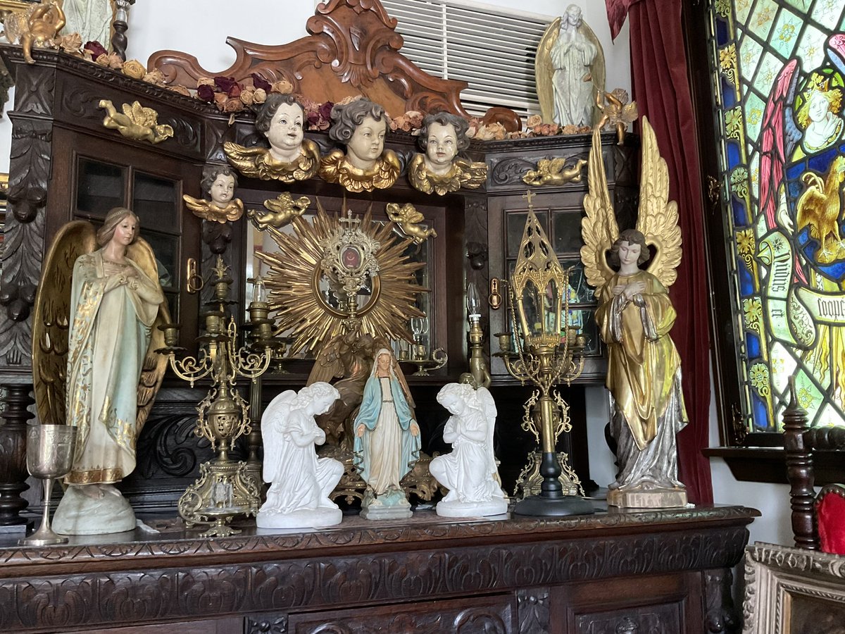 先日、英国人のモデルの方が当館のアンティークに「凄い！」と驚いていた。
「このアンティーク小さい頃おばあちゃん家で見て以来！」と英国でも稀少だ。例えば日本で江戸時代の物ばかり置いた古民家撮影館はリスク的にも存在しない。「こんな撮影館、英国にもない！」と言われた。とても嬉しかった。