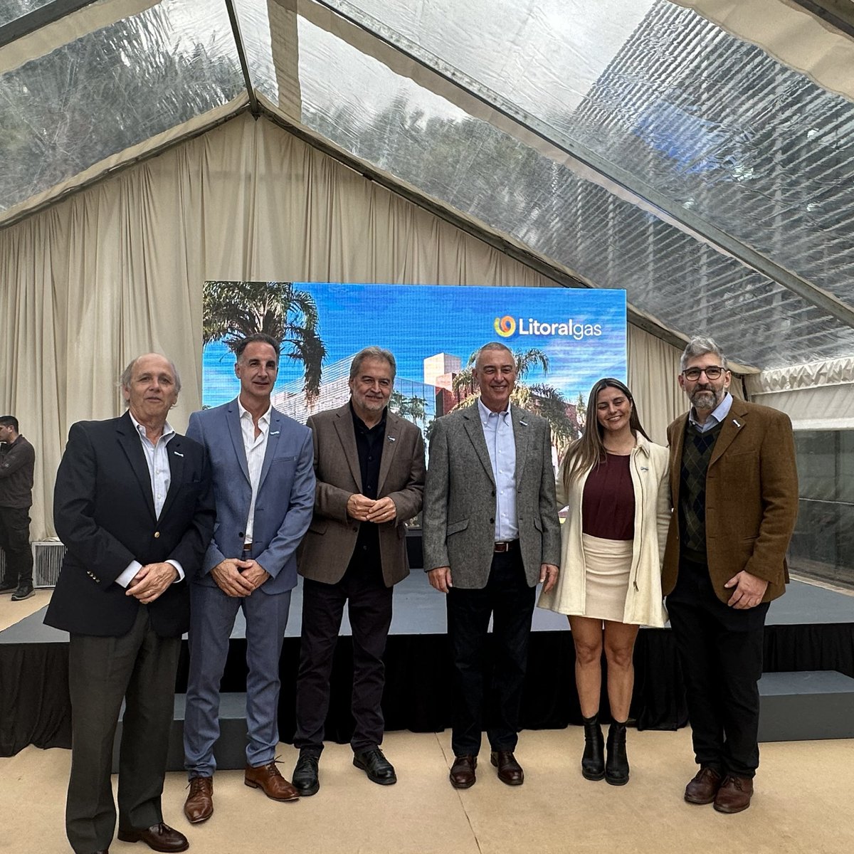 mirabellarob's tweet photo. ¡El gas que falta, cada vez más cerca!

Durante la inauguración de la nueva base operativa de Litoral Gas en la ciudad de Rosario, el gerente general de la empresa, Dante Dell’Elce, anunció la finalización del Gasoducto Regional Centro II, que conecta las localidades de Recreo, Esperanza y Rafaela con la ciudad de Sunchales. Aseguró que la obra está incluida en el plan de inversiones obligatorias recientemente aprobado por ENARGAS.

Litoral Gas es la distribuidora de gas natural en toda la provincia de Santa Fe.

La culminación de este gasoducto es de relevancia estratégica para la región centro de la provincia. Su concreción permitirá abastecer a unas 28.000 viviendas en Rafaela y Sunchales, además de incorporar al servicio a instituciones, PyMEs, industrias y estaciones de carga de GNC. Un gran beneficio para el desarrollo económico y social.