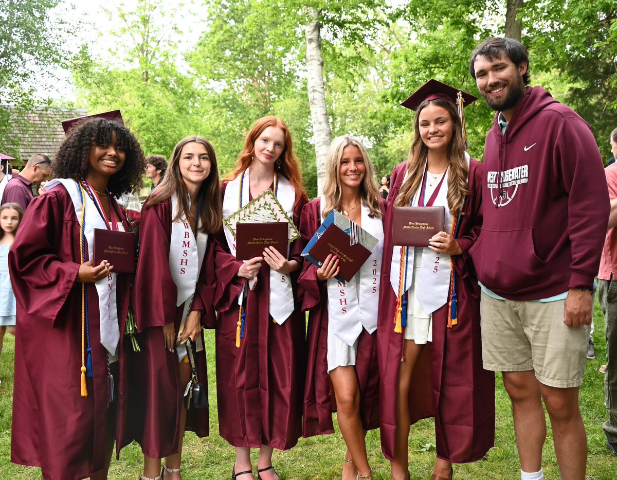 ReddingtonCoach's tweet photo. Happy last day of school everyone! One last shout out to our great seniors! I hope everyone has a great summer! https://t.co/orjU7VMDUB