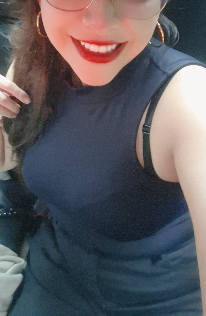 Su Diosa ya estaba aburrida, ahora le toca irse a un concierto, 😈👻💕 quiero verlos tributando, y pagando todo lo que consuma, su dueña lo merece mis pendejitos! 🫰🏻
#Diosa #Gdl #Dominatrix