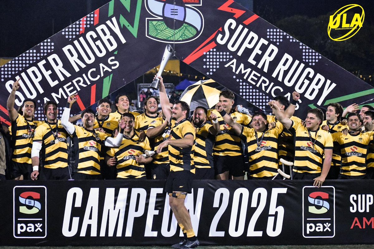 URUGUAYLATECAP's tweet photo. 🏆 𝕋ℝ𝕀ℂ𝔸𝕄ℙ𝔼𝕆ℕ𝔼𝕊 𝔻𝔼 𝔸𝕄𝔼ℝ𝕀ℂ𝔸 🏆
⠀
🇺🇾 @CAP__Rugby 3️⃣5️⃣  - 3️⃣4️⃣ Dogos XV 🇦🇷
⠀
El Aurinegro jugó su mejor partido en la temporada y controló desde el inicio el marcador, dando cátedra de buen juego ante un rival que demostró a lo largo de esta edición del certamen ser uno de los más duros. El equipo cordobés fue avasallado por los titanes Carboneros, que en ningún momento le permitieron sentirse cómodos durante el desarrollo del encuentro.

Excelente partido de todo el equipo en general, pero es difícil no destacar el partido de Bautista Basso (fundamental desde lo anímico, anotando en momentos claves); y de Felipe Etcheverry, con 100% de efectividad entre las H.

Párrafo aparte para Ivo Dugonjic, el DT que le imprimió su sello a este equipo, lo llevó a reencontrarse con su mejor versión, y volver al cauce ganador que tiene este equipo desde su creación.

Como dijimos en la primera publicación de esta edición del @SuperRugbyAM , este equipo ilusionaba, y nos demostró que dicha ilusión era correspondida, dejando todo en la cancha, con altos y bajos, pero siempre luchando y demostrando la garra que representan y exigen estos colores.

Gracias totales, muchachos. Y gracias a nuestros seguidores por permitirnos estar presentes en un nuevo título de Peñarol. Somos Tricampeones de América ⭐️⭐️⭐️

📸 @CHugalde
⠀
#UruguayLateAurinegro
#SiempreATuLado