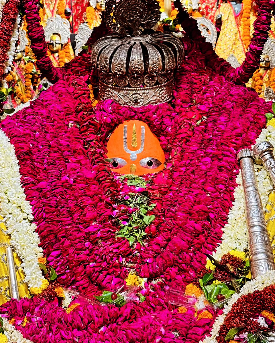 हम सब हनुमान चालीसा पढते हैं, सब रटा रटाया।

क्या हमे चालीसा पढते समय पता भी होता है कि हम हनुमानजी से क्या कह रहे हैं या क्या मांग रहे हैं?

बस रटा रटाया बोलते जाते हैं। आनंद और फल शायद तभी मिलेगा जब हमें इसका मतलब भी पता हो।

तो लीजिए पेश है श्री हनुमान चालीसा अर्थ सहित!!

श्री