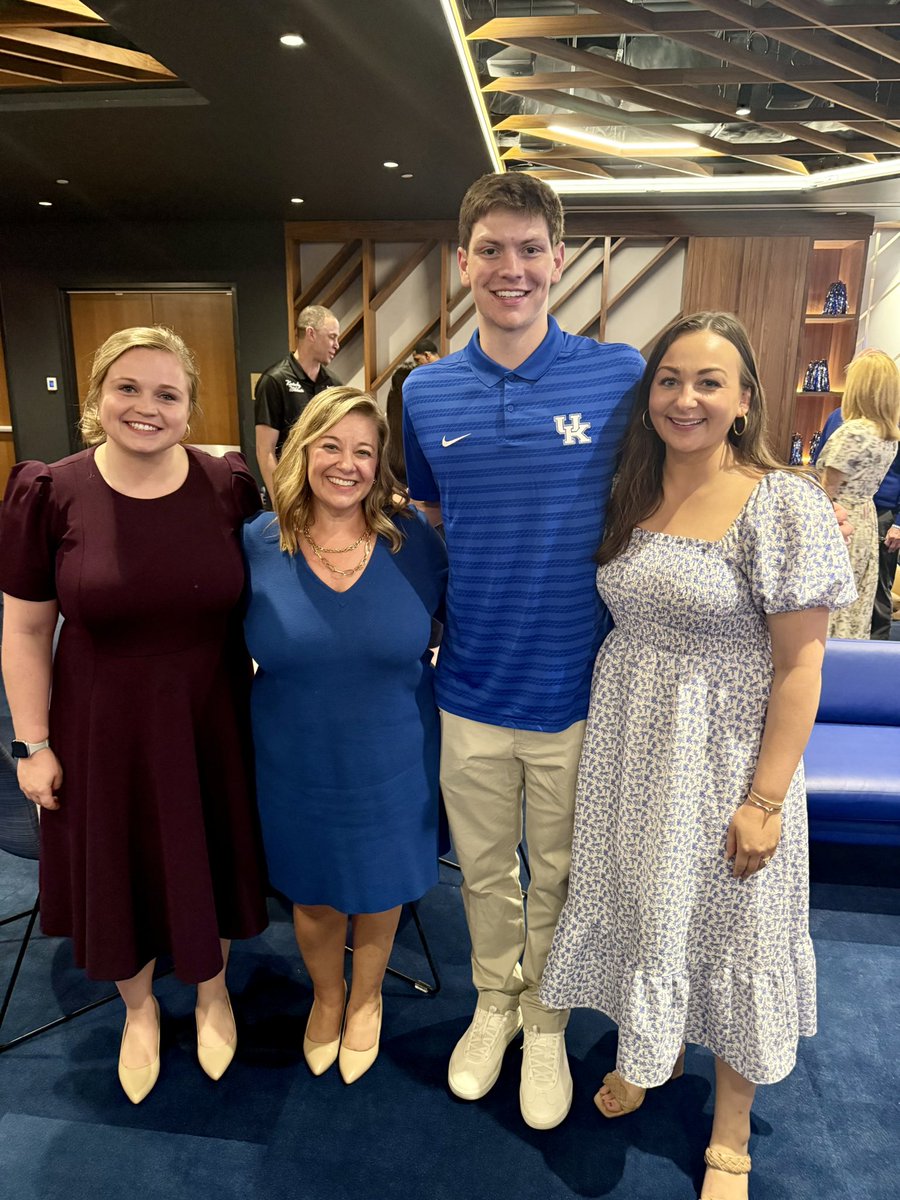 What’s your favorite color, baby?! 💙🤍 Amazing to represent the <a href="/KyChamberFdn/">Kentucky Chamber Foundation</a>, talking with these incredible young men about all the ways to get involved and give back to Kentucky. Big thanks to the BBN and Craft Philanthropy for having us out! PS: Yes, I am wearing heels.