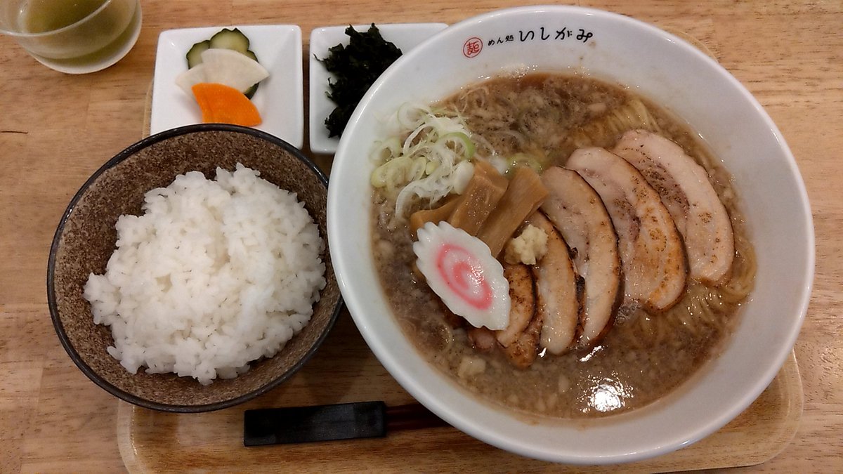 ThereWithout's tweet photo. 朝らぁ 静岡市駿河区
めん処 いしがみ さん
豚バラチャーシュー麺＋もみ海苔
＋羽釜炊きごはん ぬか漬け付き
細かいメニューはあるもののレギュラーラスト
おいしいごはんをおいしく食べるセット
一口目の脂の甘みからキリリと醤油のキレが好感触
おいしかった❗️
ごちそうさまでした❗️人(*´ω｀*) https://t.co/s2W33BCEn3