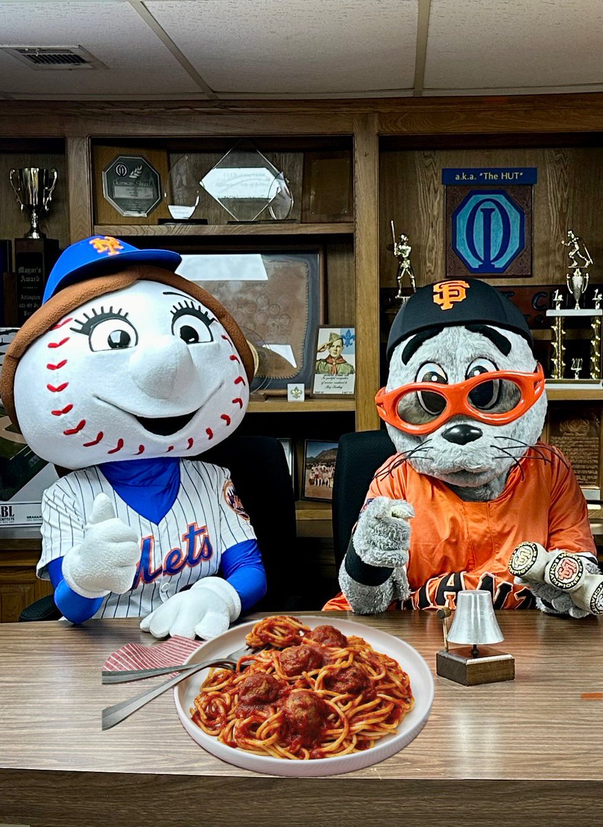Lol! @MrsMet trying to act all innocent… I used to talk to her back in day too #HeyGurlHey