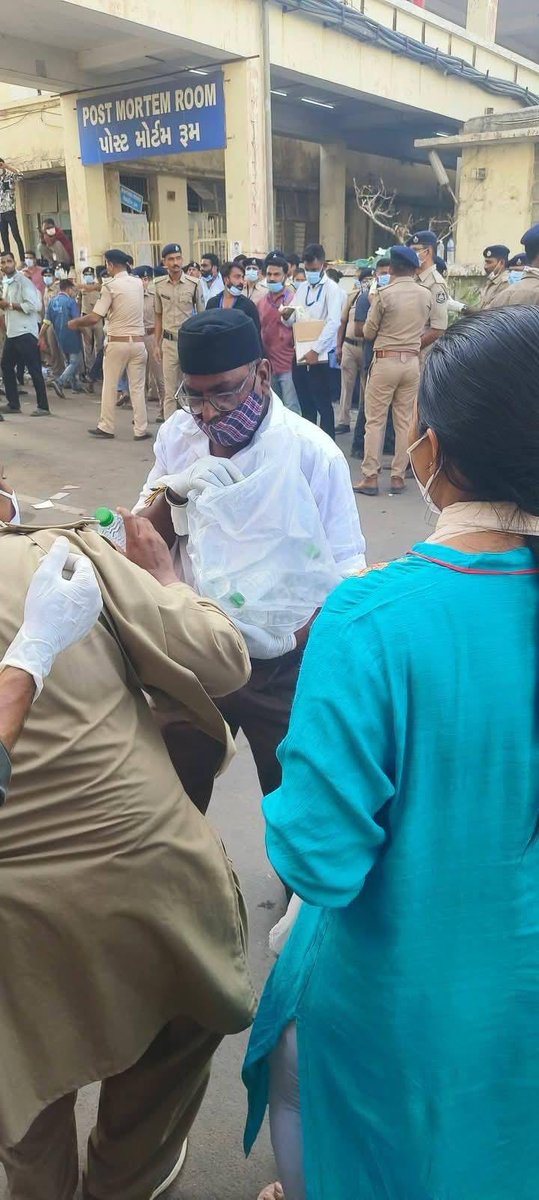 गुजरात में इतनी बड़ी दुर्घटना घटी.. सरकार सैनिक और तमाम स्वय सेवी संस्थान इस आपदा में अपने अपने स्तर से सेवा कार्य बचाव कार्य में लगी हैं। जिसमें स्पष्ट रूप से RSS के कार्यकर्ताओं को भी देखा जा सकता हैं। लेकिन इस भारत देश के मूलनिवासी होने का दावा करने वाले संगठना कहा हैं ?