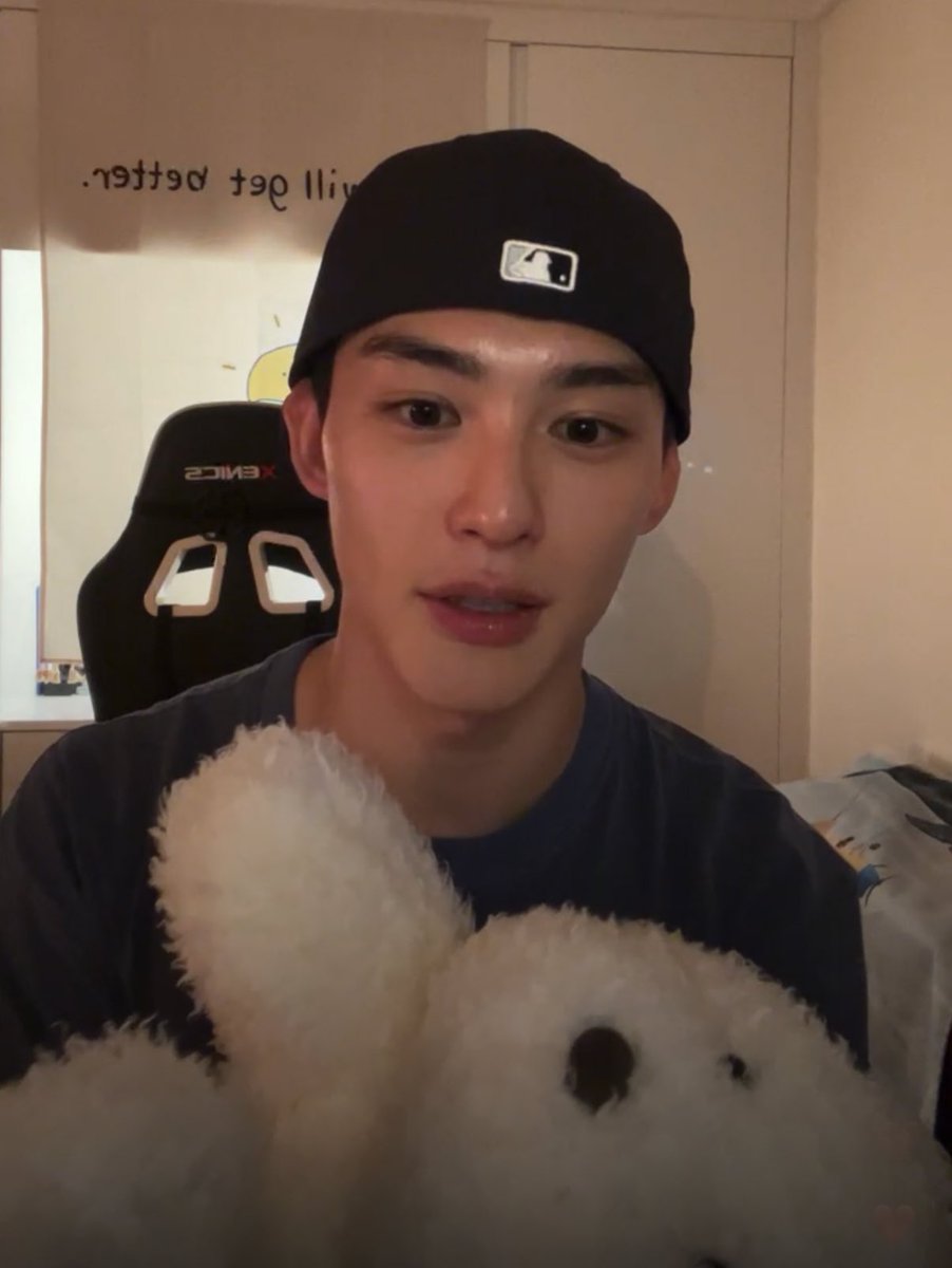 여전히 너무너무너무 잘생긴 내 강아지 김제유...🤍🤍