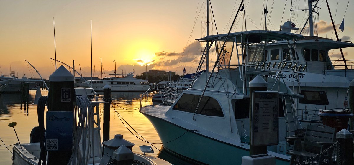 FlaKeysResorts's tweet image. First light at the marina reveals what most people miss.

While the rest of the world sleeps, there&apos;s something sacred happening out here.

Golden rays cutting through clouds... blessing each boat for the journey ahead.

Water still mirror-calm. Docks quiet except for gentle…