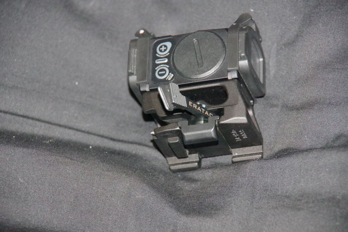 で､ERATACマウント固定方法結構面白い構造のレバータイプ｡
レバーが全くサイドにはみ出さないので結構良い感じ｡
ただラインアップはこのACRO系とT2系の2種類のみ｡
ERATACに限らずEU系のメーカてAimpoint､Doctor､SHIELD系がほとんどでTrijicon系のマウントは少なかったり｡