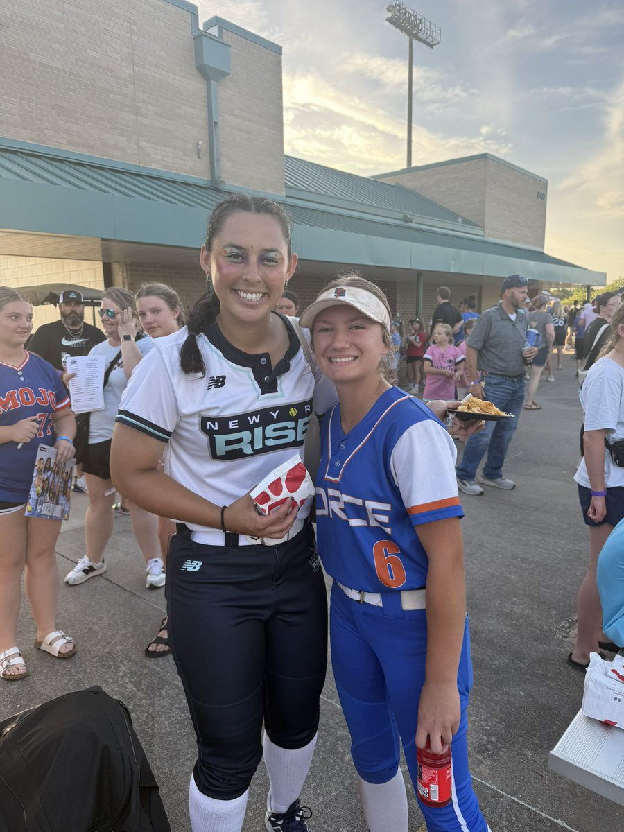 LCRaley2029's tweet image. Been having fun in Kansas City playing the @Team1_fastpitch elite invite tournament. I got to catch a pro game after we played and took a picture with @SophiaN2021. Back at it again tomorrow!!