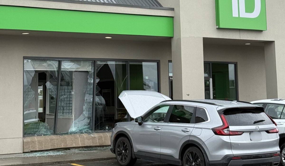 RadioNLNews (@radionlnews) on Twitter photo Mounties in #Kamloops have confirmed no criminality was involved, and no tickets issued or charges considered, after a vehicle smashed through the front window of the <a href="/TD_Canada/">TD (Canada)</a> location at the Sahali Mall Friday morning. #bollards #pedestrians lnkr.fm/TFxkh Mounties in #Kamloops have confirmed no criminality was involved, and no tickets issued or charges considered, after a vehicle smashed through the front window of the <a href="/TD_Canada/">TD (Canada)</a> location at the Sahali Mall Friday morning. #bollards #pedestrians lnkr.fm/TFxkh