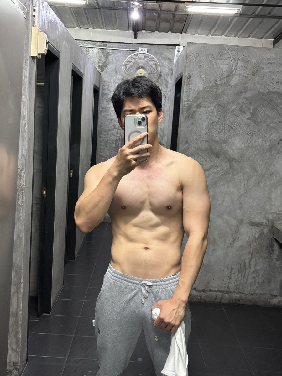 เข้ายิมวันแรกหลังจากไม่ได้เข้ายิมมา จะ 20 วันแล้ว
เช็คหุ่นหน่อย