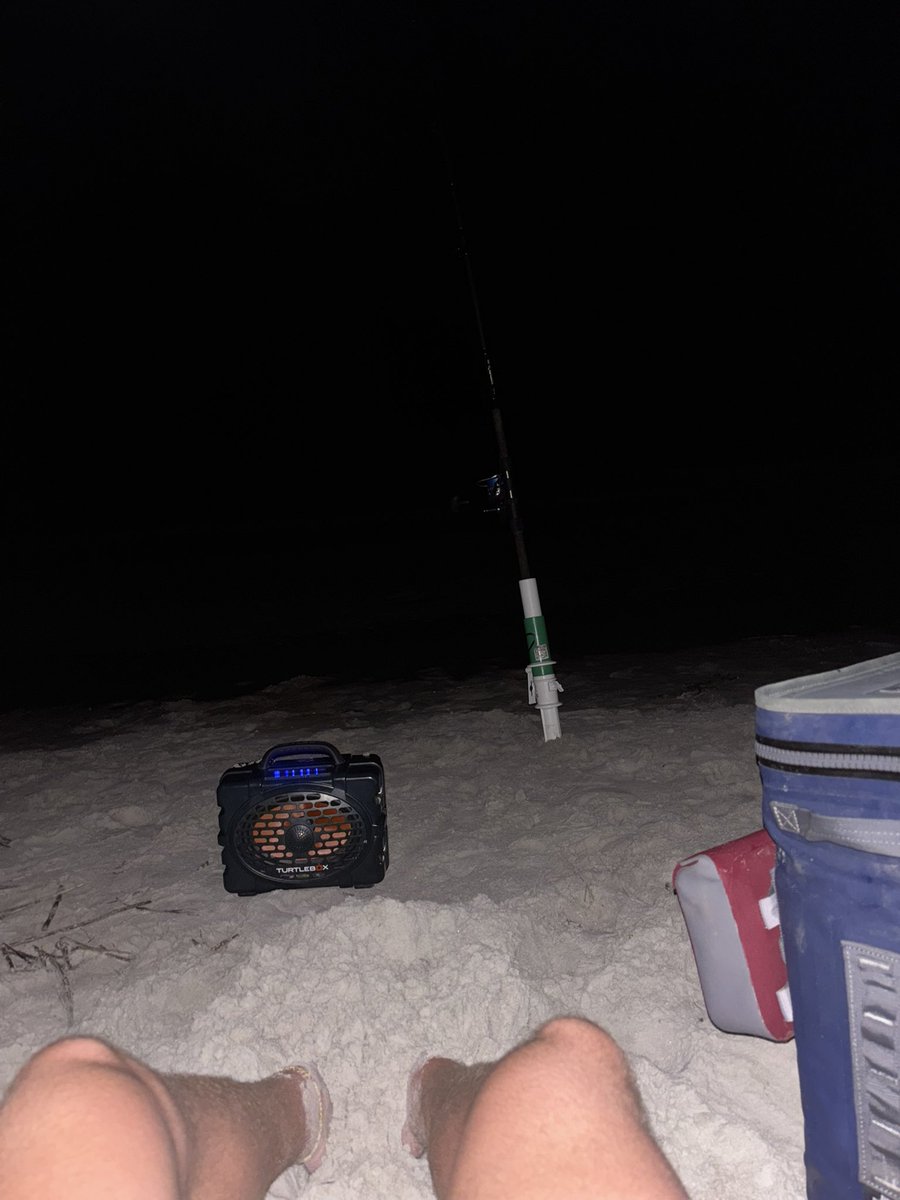 Bbygiraffe11's tweet photo. There are no fish in this entire fucking ocean. Don’t care, flatland is on.  #kneedox https://t.co/nfAzdA3AH8