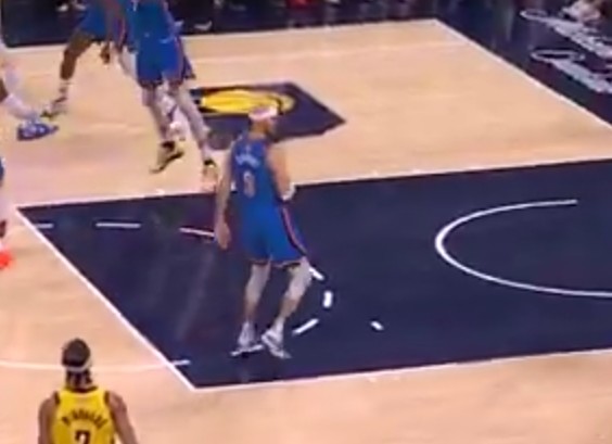 fanboyfrantics's tweet image. @NBA uh..what is Alex Caruso doing? Not guarding nor defending. @okcthunder #makeitplain