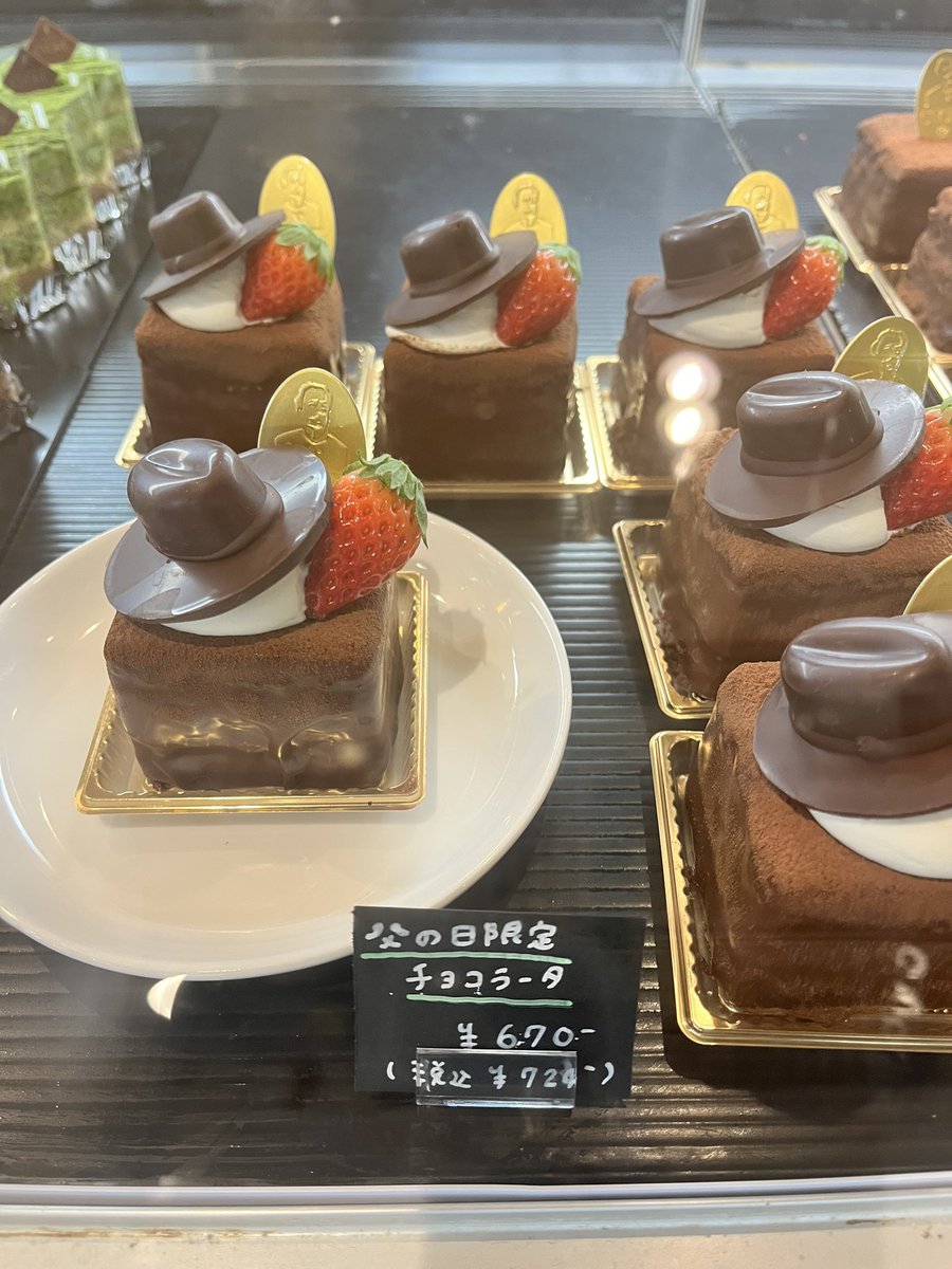 明日は  #父の日 👨
今日明日限定で当店の人気ナンバー1👑チョコラータを父の日仕様でご用意いたしました💙  #チョコレートカフェクオレ