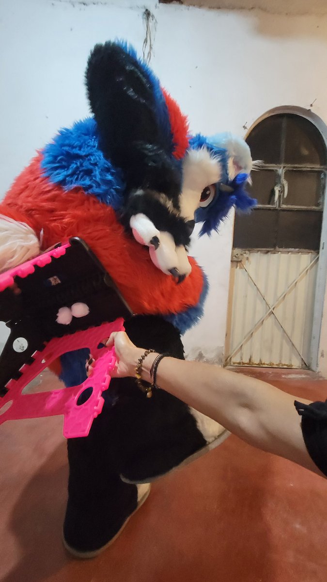 Nooo mis coquitos,  las sillas de mercado si que se pasan 

#FursuitFriday