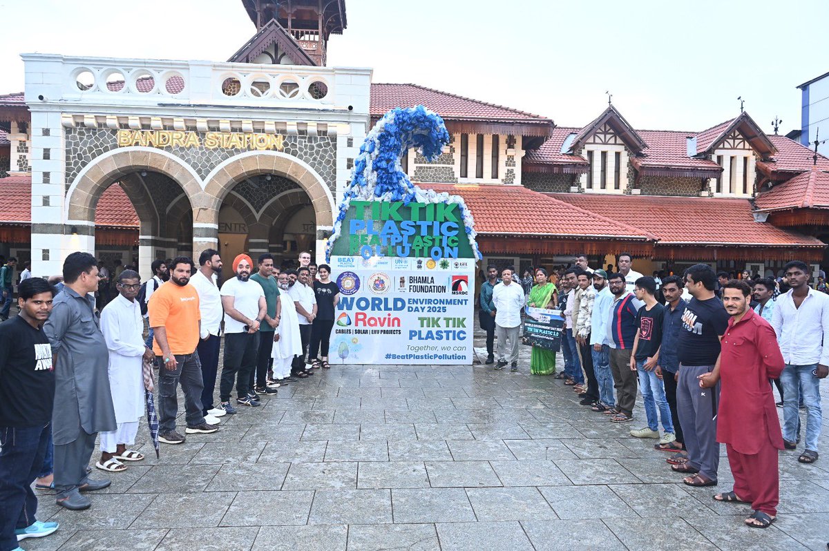 Asifbhamlaa's tweet image. Various Team’s @bhamlafoundatio visited 10 Different Installation’s In different locations of Mumbai starting from #Bandra Station Exhibiting The Menace to Pedestrians #BeatPlasticPollution members &amp;amp; Ecochamps Also offered Condolences on different Spots for #AirIndiaPlaneCrash