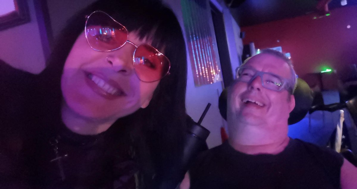 BenHarleyJr's tweet photo. MR.NightLife!!! Ce soir au Quartier De Lune Val-Bélair!!! Avec Anny chanteuse et percussions!!!Merci la vie!!! https://t.co/LCrlWgEejM