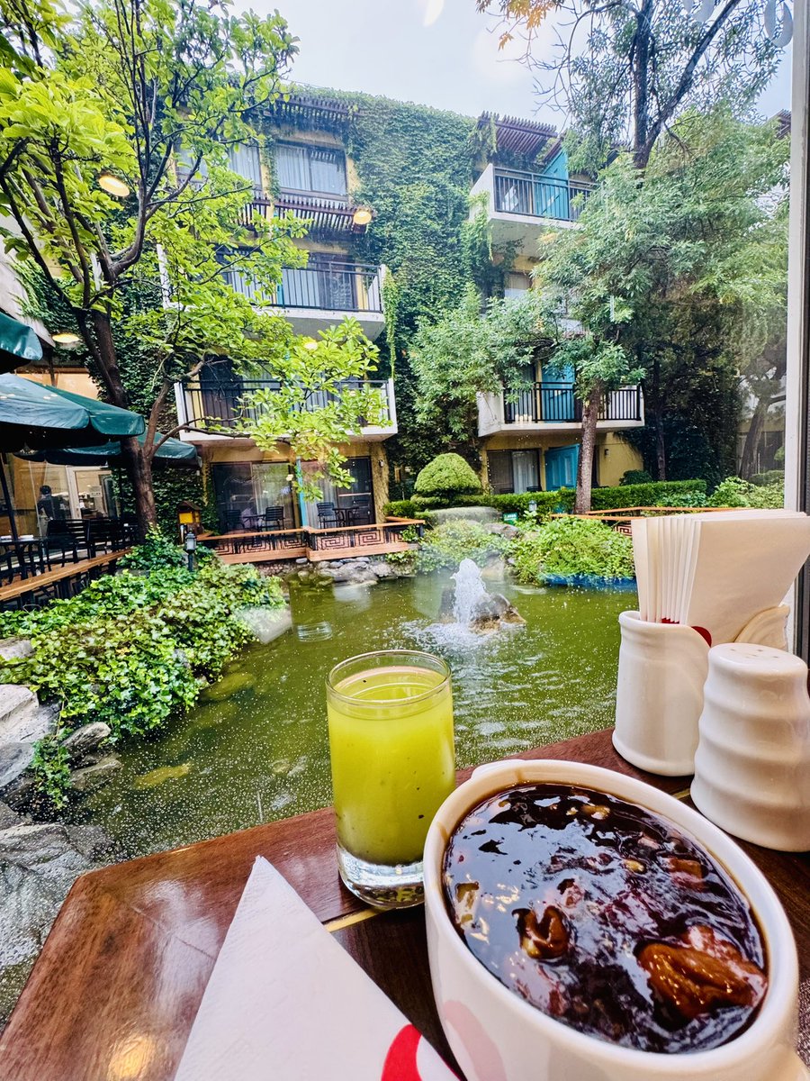 The only garden hotel in the CBD area of #Beijing, established in 1982, #jianguohotel is the first joint venture hotel in the capital of China. Where you can find the typical Beijing speciality for the breakfast buffet, the #Chaogan’er which is definitely one of my favorite food.